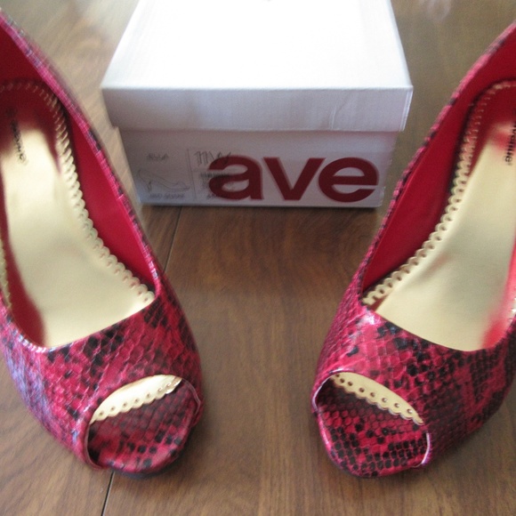 Avenue Shoes - Avenue Ella 11W 11 Wide Red Snake 3" Shoes NIB